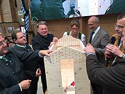 Verlosung des proHolz Hühnerhauses (©Foto. Martin Schmitz)